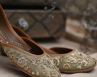 Juttis in seta verde salvia/verde menta - scarpe punjabi jutti/khussa/mojari/ballerine/da sposa fatte a mano in vera pelle.