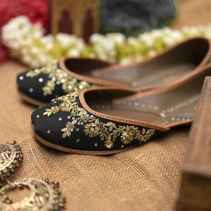 Zardozi Black juttis | handmade genuine leather punjabi jutti/khussa/mojari/flats/bridal shoes