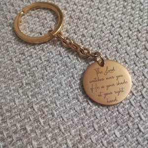 Bibel Vers Schlüsselanhänger - Der Herr wacht über dich - Schrift Text christliches Geschenk - Schrift Schmuck - gravierter Kreis Anhänger