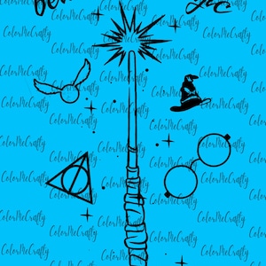 Puede incluir: Ilustración en blanco y negro de una varita mágica con estrellas, un símbolo de la casa de Hogwarts, un par de gafas redondas, un sombrero y un pájaro. El texto "cree en la magia" está escrito sobre la varita.