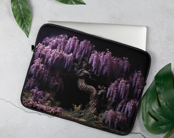 Könnte beinhalten: Schwarze Laptop-Hülle mit einer detaillierten Illustration eines Blauregenbaums mit herabhängenden lila Blüten. Das Design umfasst einen dunklen Hintergrund, einen knorrigen Stamm und einen Reißverschluss. Die Hülle dient zum Schutz eines Laptops.