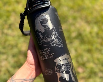 Botella de agua de acero inoxidable grabada con láser de Tomi Horror Manga