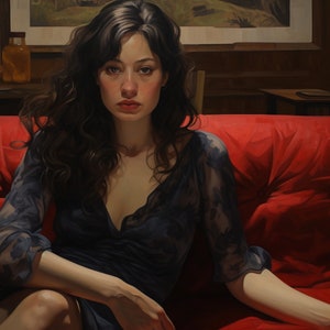 Può includere: Una donna con lunghi capelli scuri è seduta su un divano di velluto rosso indossando un abito di pizzo blu scuro. Guarda direttamente lo spettatore con un'espressione seria.