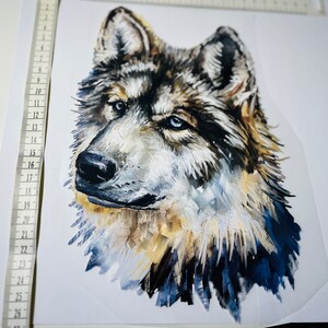 Könnte beinhalten: Detaillierte Illustration eines Wolfskopfes, mit einer Mischung aus Grau, Braun und Blau. Die Augen des Wolfes sind ein auffälliges Blau. Das Kunstwerk befindet sich auf weißem Hintergrund, mit einem Lineal, das die Maße in Zentimetern anzeigt.