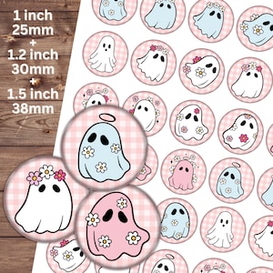 Puede incluir: Un conjunto de 18 pegatinas redondas con ilustraciones de lindos fantasmas. Los fantasmas son de varios colores, incluyendo rosa, azul y blanco, y tienen diferentes expresiones y accesorios, como flores y halos. Las pegatinas son perfectas para agregar un toque caprichoso a tus manualidades, diarios u otros proyectos.