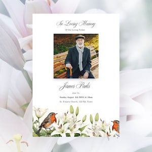 Könnte beinhalten: Eine weiße Trauerkarte mit schwarzem Rand und einem Foto eines Mannes in schwarzer Jacke und grauem Schal. Der Text auf der Karte lautet "In liebevoller Erinnerung an unseren lieben Vater James Park's Begleiten Sie uns Sonntag, 4. August 2024 um 10:00 Uhr St. Francis Church, 123 Rd. Town". Der untere Teil der Karte zeigt ein florales Design mit zwei Rotkehlchen.