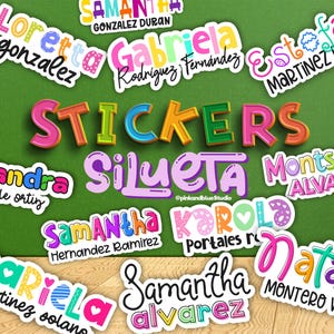 Könnte beinhalten: Eine Sammlung bunter, personalisierter Namensaufkleber in verschiedenen Schriftarten und Stilen. Das Wort STICKERS ist in großen 3D-Buchstaben dargestellt, und das Wort Silueta ist in einer violetten Schreibschrift mit dem Text @pinkandblueStudio darunter.