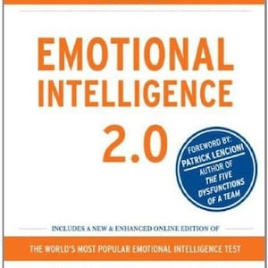Puede incluir: Portada de libro con un título naranja y blanco "Emotional Intelligence 2.0" con un círculo azul que contiene el texto "Foreword by: Patrick Lencioni Author of The Five Dysfunctions of a Team". La portada también incluye el texto "Includes a new & enhanced online edition of The World's Most Popular Emotional Intelligence Test" y "Travis Bradberry & Jean Greaves International Bestselling Authors of The Emotional Intelligence Quick Book".