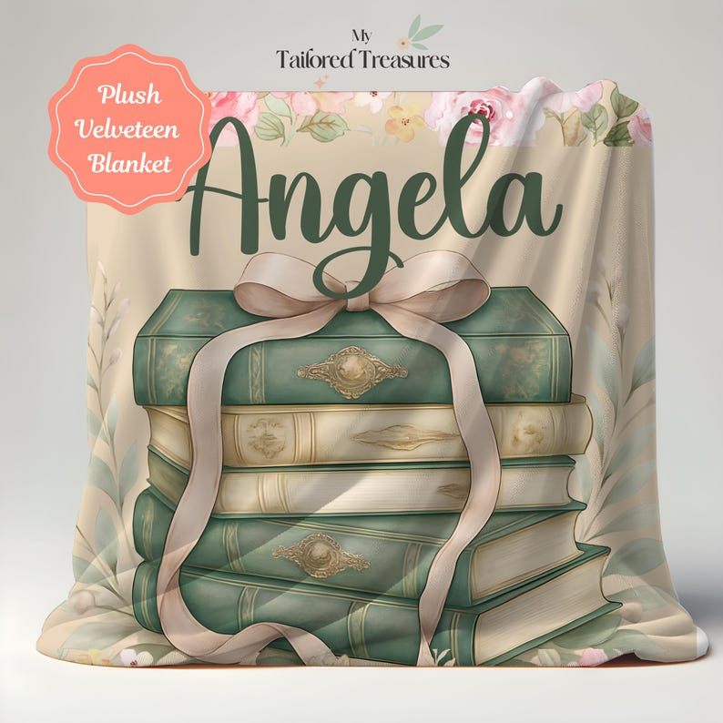 Op de afbeelding: Zachte velours deken met een ontwerp van gestapelde antieke boeken, vastgebonden met een lint. De boeken zijn in groen- en cr&egrave;metinten, met gouden details. De naam "Angela" is geschreven in een scriptletter, met bloemmotieven.