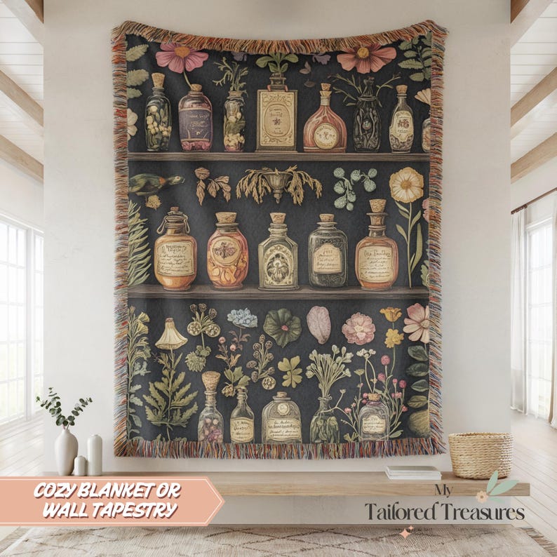 Op de afbeelding: Een wandkleed met een vintage illustratie van een plank vol glazen flessen met verschillende vloeistoffen. De flessen zijn omringd door botanische illustraties van bloemen, bladeren en planten. Het wandkleed heeft een gefranst randje.