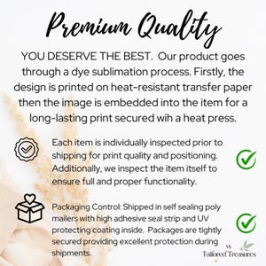Op de afbeelding: Witte achtergrond met de tekst "Premium Quality". De tekst beschrijft het sublimatieproces, inspectie en verpakkingscontrole. Bevat een logo voor "My Tailored Treasures".