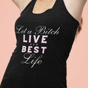 Lustiges Damen Racerback Tank Let a B Live her Best Life Shirt Geschenk für Sie Lustiges Shirt für Frauen Life Your Best Life-Bekleidung Bild 1
