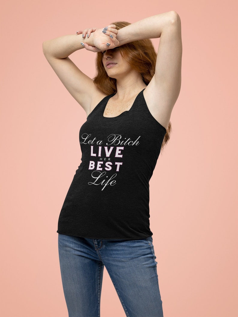 Lustiges Damen Racerback Tank Let a B Live her Best Life Shirt Geschenk für Sie Lustiges Shirt für Frauen Life Your Best Life-Bekleidung Bild 1