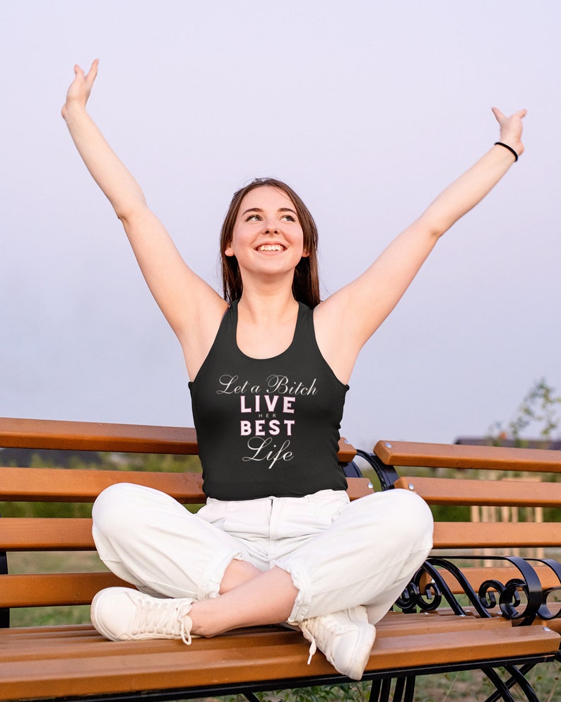 Lustiges Damen Racerback Tank Let a B Live her Best Life Shirt Geschenk für Sie Lustiges Shirt für Frauen Life Your Best Life-Bekleidung Bild 2