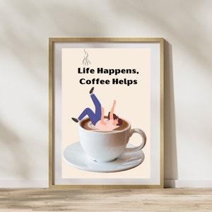 Puede incluir: Impresión artística enmarcada con una ilustración de una persona en una taza de café, con el texto "Life Happens, Coffee Helps". La obra de arte está sobre un fondo beige claro. El marco es de color marrón claro.