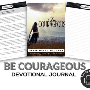 Op de afbeelding: Een printbaar devotie-dagboek met een zwart-witte omslag met een vrouw in een zwarte jurk die in een veld staat met een bergketen op de achtergrond. De tekst op de omslag is "Be Courageous Devotional Journal".