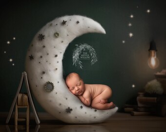 Könnte beinhalten: Ein neugeborenes Baby schläft friedlich auf einer weißen Halbmond-Requisite, die mit Sternen verziert ist. Der Mond ist vor einem dunkelgrünen Hintergrund mit funkelnden Lichtern platziert.