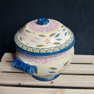 Temptations 3 Qt Serving Bowl with Lid, Stoneware, Scallop & Flange Edge (Old World Confetti)