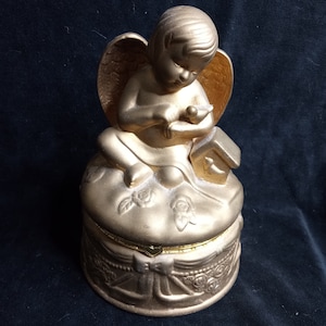 Vintage 1970 Gold Angel Winged Cherub Trinket Jewelry Box Round 3D Hinged RARE