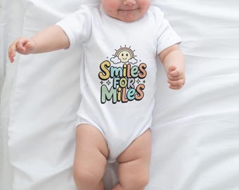 Smiles for Miles SVG PNG | かわいいベビーワンジーデザイン | ハッピーベビー名言 | ジェンダーニュートラルSVG | ポジティブなベビーシャツデザインファイル