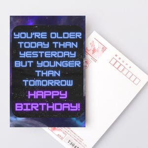 Biglietto di compleanno cosmico – Oggi sei più vecchio di ieri, ma più giovane di domani – Cartolina digitale stampabile 4,3x5,5