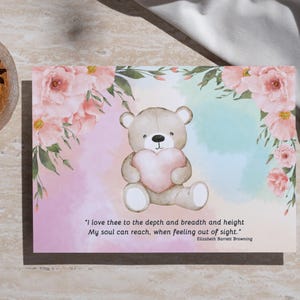 Adorável cartão de dia dos namorados com um urso e uma flor
