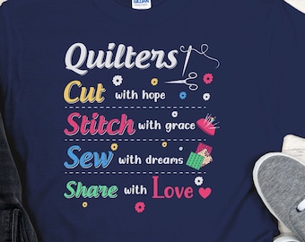 Camiseta con lema de Quilters, camiseta Quilters Share With Love, camisa de acolchado, camiseta para amantes del edredón, camiseta de edredón, camiseta de retiro de edredón, camisa de costura