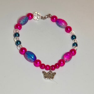 Handgemachte pink/blau/klar OOAK Schmetterling armband - charm verschluss elastische perlen schmuck schmuck für sie feminin symbol tochter