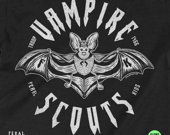 Vampire Scouts • Brillan en la oscuridad • Camiseta gráfica de la marca del artista • Edición limitada • Camiseta unisex para adultos y jóvenes