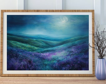 Könnte beinhalten: Ein Gemälde einer mondbeschienenen Landschaft mit sanften Hügeln und lila Wildblumen im Vordergrund. Der Himmel ist tiefblau mit einem hellen Mond, der durch die Wolken scheint.