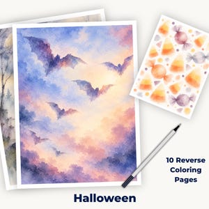 Pode incluir: Um conjunto de 10 páginas de colorir invertido com ilustrações em aguarela de morcegos num céu ao pôr do sol, uma paisagem florestal e padrões de doces. Inclui uma caneta preta para delinear os desenhos nas folhas de papel branco.