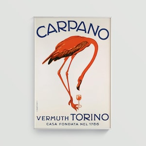 Può includere: Un poster vintage incorniciato che pubblicizza Carpano Vermouth Torino. L'opera d'arte raffigura un fenicottero arancione stilizzato che tiene in mano un bicchiere di vermouth. Il testo include "CARPANO" e "VERMUTH TORINO".