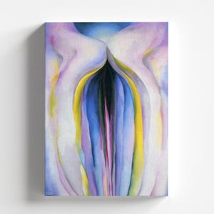 Może przedstawiać: Abstrakcyjne malowidło przedstawiające kwiat z centralnym, ciemnofioletowym rdzeniem otoczonym warstwami niebieskich, żółtych i białych płatków.