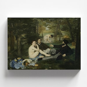 Op de afbeelding: Een schilderij dat een groep mensen in een bosrijke omgeving toont. Een naakte vrouw zit op de grond met twee mannen, waarvan er één naar een vrouw kijkt die in een beek staat. Het schilderij is uitgevoerd in een realistische stijl met gedempte kleuren.