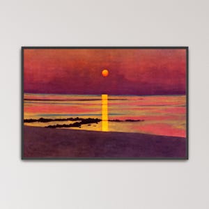 Pode incluir: Uma impressão de arte de parede retangular emoldurada retratando um pôr do sol sobre um corpo de água calmo. A cena apresenta um sol laranja vibrante acima de um reflexo amarelo brilhante na água, contra um céu roxo e vermelho profundo.