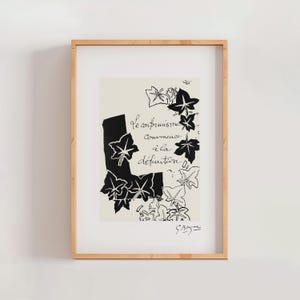 Könnte beinhalten: Gerahmter Kunstdruck mit einem botanischen Design in Schwarz und Weiß, mit dem französischen Text "Le conformisme commence à la définition". Das Kunstwerk zeigt stilisierte Efeublätter und eine Signatur.