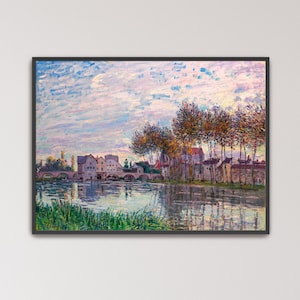 Könnte beinhalten: Ein impressionistisches Ölgemälde, das eine Flusslandschaft mit einer Steinbrücke, Gebäuden und hohen Bäumen am Ufer zeigt. Die Szene besticht durch einen weichen, strukturierten Himmel mit rosa und blauen Tönen, die sich im Wasser spiegeln, gerahmt.