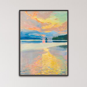Könnte beinhalten: Ein Ölgemälde in einem schwarzen Rahmen, das einen Sonnenuntergang über einem ruhigen Gewässer zeigt. Der Himmel weist sanfte Rosa-, Gelb- und Blautöne auf. Eine dunkelgrüne Baumreihe liegt am Horizont und das goldene Licht spiegelt sich im Wasser.