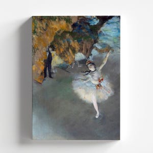 Könnte beinhalten: Eine Ballerina in einem weißen Tutu mit roten Blumen tanzt auf einer Bühne mit hellblauem Hintergrund. Die Bühne ist von einer dunkelgrünen und braunen Felsformation umgeben.