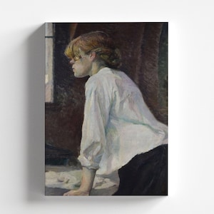 Op de afbeelding: Een schilderij van een vrouw die een wit shirt en een donkere broek draagt. Ze kijkt uit een raam en heeft haar haar naar achteren getrokken. Het schilderij is gemaakt in een realistische stijl met de nadruk op het gezicht en de uitdrukking van de vrouw.
