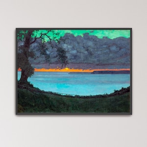 Pode incluir: Uma pintura de paisagem emoldurada retratando uma árvore escura em silhueta à esquerda, com vista para um mar azul calmo. Um pôr do sol laranja vibrante brilha no horizonte sob uma camada pesada de nuvens escuras, com um primeiro plano gramado.