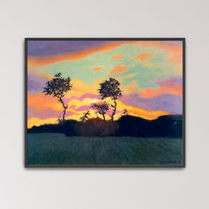 Pode incluir: Uma pintura de paisagem emoldurada retratando um pôr do sol com nuvens vibrantes em laranja, amarelo, roxo e azul-petróleo sobre uma silhueta escura de árvores e um campo. A assinatura F. VALLOTTON 19 é visível no canto inferior direito.