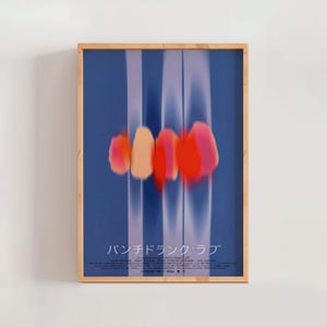 Op de afbeelding: Een ingelijste kunstdruk met een blauwe achtergrond en verticale witte strepen. Het kunstwerk toont vage, abstracte vormen in oranje en rode tinten. Japanse tekst is zichtbaar onderaan de print.