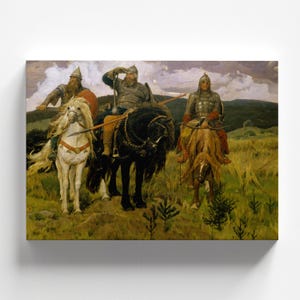 Op de afbeelding: Een schilderij dat drie ruiters te paard toont die door een veld rijden. De ruiters dragen harnassen en helmen en dragen speren en zwaarden. De paarden zijn bruin en wit en galopperen door een veld met groen gras.