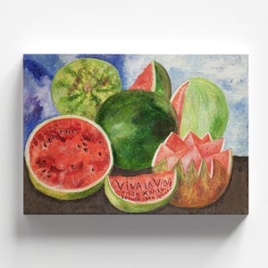 Può includere: Una natura morta con diverse angurie e un melone verde. Le angurie sono tagliate e mostrano la loro polpa rossa. Il dipinto è firmato "Viva la Vida Frida Kahlo, Coyoacán, 1954, Messico".
