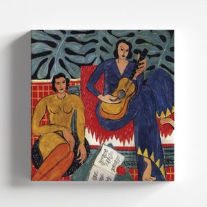 Może przedstawiać: Malowidło przedstawiające dwie kobiety, jedna gra na gitarze, druga siedzi z arkuszem nut. Kobieta grająca na gitarze ma na sobie niebieską sukienkę, a kobieta siedząca ma na sobie żółtą sukienkę. Tło to czerwony i zielony wzór.