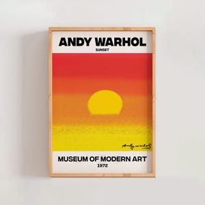 Può includere: Una stampa artistica incorniciata di "Sunset" di Andy Warhol del Museum of Modern Art, 1972. L'opera presenta un gradiente di tonalità rosse, arancioni e gialle, con un sole giallo al centro. La stampa è in una cornice di legno.
