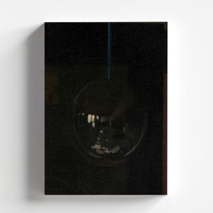 Może przedstawiać: Ciemny obraz przedstawiający okrągły, odbijający światło obiekt z wiszącą nad nim niebieską linią. Obiekt odbija scenę budynku z oknami i ciemnym tłem.