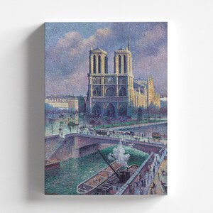 Könnte beinhalten: Ein Leinwanddruck eines pointillistischen Gemäldes, das die Kathedrale Notre-Dame in Paris darstellt. Das Kunstwerk zeigt die Fassade der Kathedrale, eine Brücke und einen Fluss mit Booten. Die Farbpalette umfasst Blau-, Grün- und Gelbtöne und erzeugt einen strukturierten, impressionistischen Effekt.