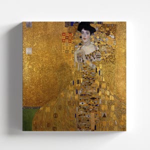 Könnte beinhalten: Ein Gemälde einer Frau in einem goldenen Kleid mit geometrischem Muster. Der Hintergrund ist ein goldenes und schwarzes abstraktes Design.